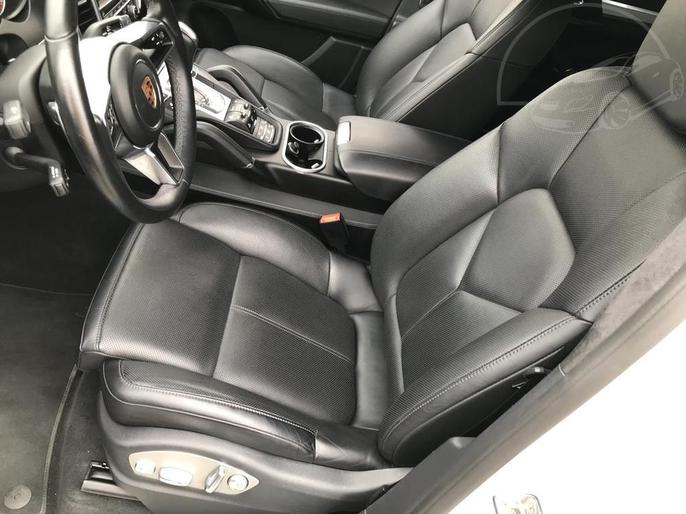 Černé perforované kožené sedačky ve voze Porsche Cayenne, autobazar Autofaltys