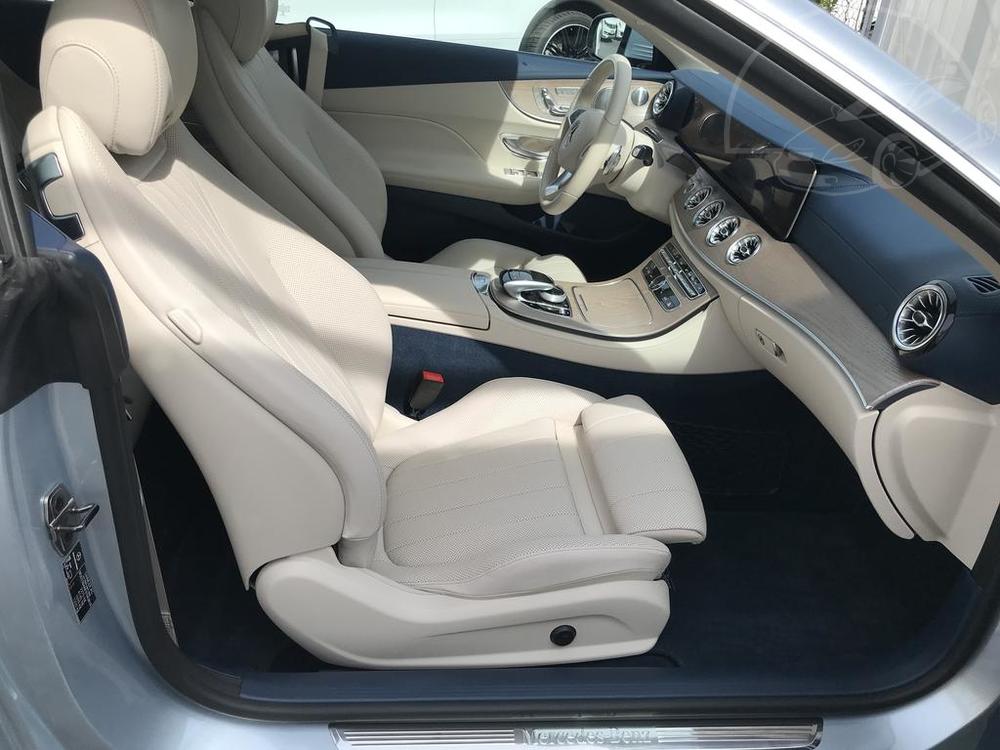 Kožené autosedačky ve voze Mercedes-Benz E 300 AMG z roku 2018
