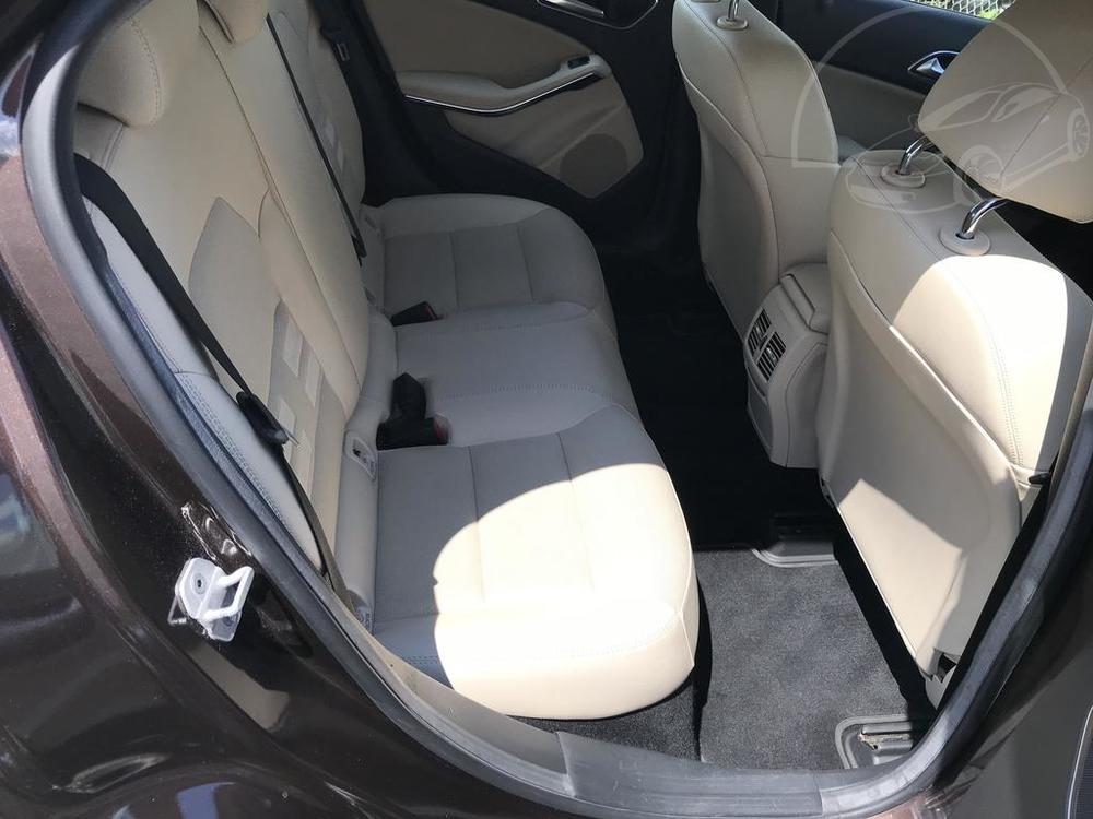 Zadní sedadla v tomto Mercedesu GLA jsou také polokožená. Na obou stranách je Isofix , kam je možné připnout dětskou autosedačku.