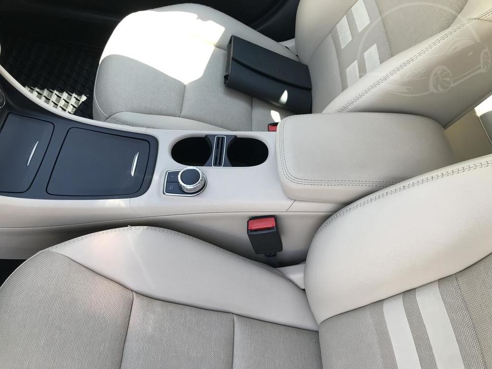 Praktická z poloviny kožená sedadla béžové barvy v Mercedesu GLA z roku 2014.