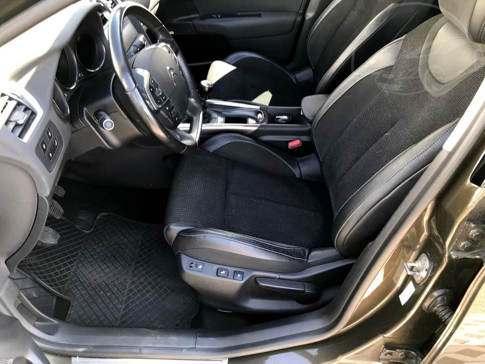 Karoserie Citroenu C4 v barvě světle hnědé metalízy, z roku 2012, najeto 85.007 km, kožená sedadla, volant, autobazar Auto Faltys