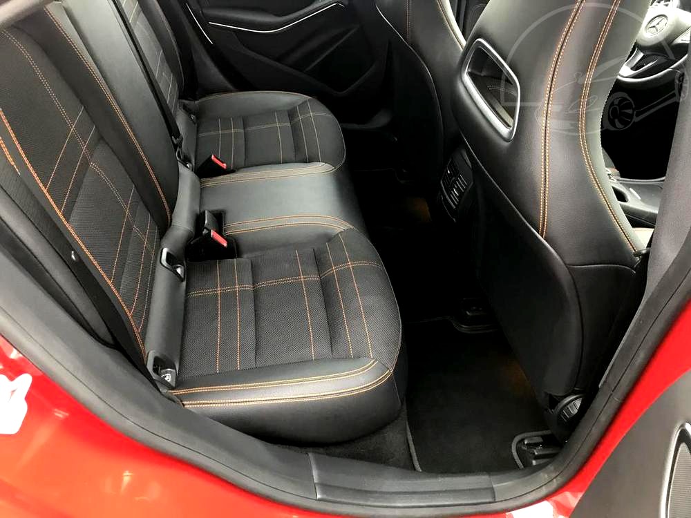 Červený Mercedes-Benz CLA 2.2 CDi, rok 2015, interiér vozu v černé barvě, pohled na zadní sedadla