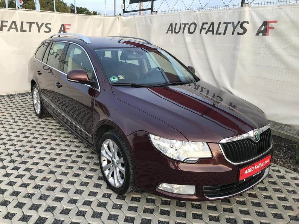 Škoda Superb Combi 2010 v barvě vínové metalízy, pohled zepředu a zboku, bazar Auto Faltys