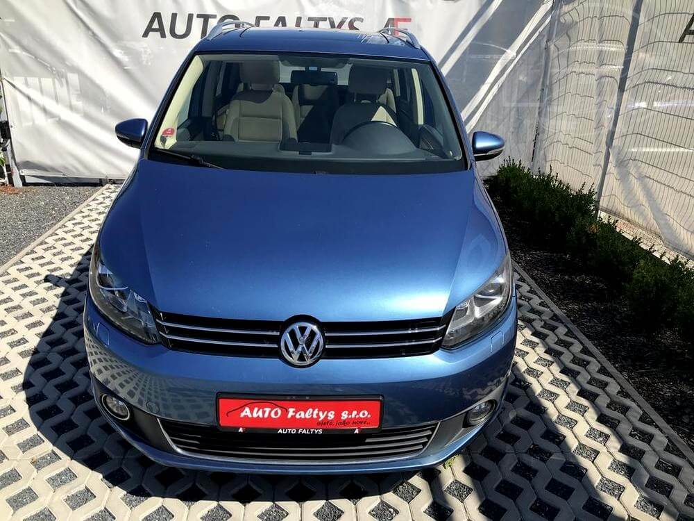 Metallic Blue Volkswagen Touran 2015, front view of the car body, facelift, Auto Faltys